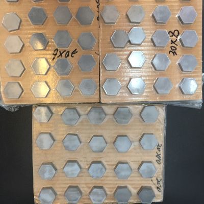 Piastrelle balistiche al carburo di boro con dimensioni personalizzate, densità di 2,52 g/cm3 e durezza 3000-3300 HV per una protezione ceramica premium