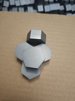 Piastrelle in ceramica a carburo di silicio (SiC) di alta qualità per piastre di inserimento antiproiettile.