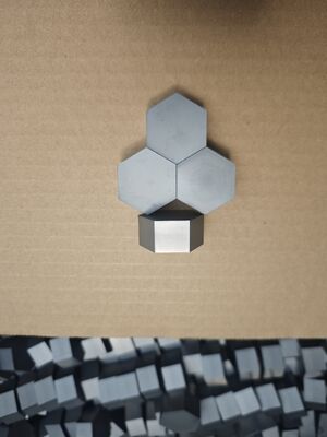 Piastrelle in ceramica a carburo di silicio (SiC) di alta qualità per piastre di inserimento antiproiettile.