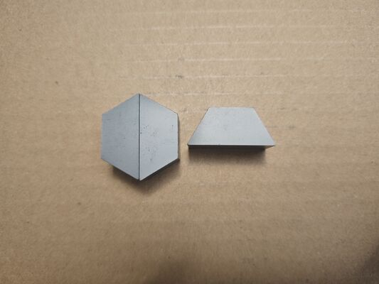 Piastrelle in ceramica a carburo di silicio (SiC) di alta qualità per piastre di inserimento antiproiettile.