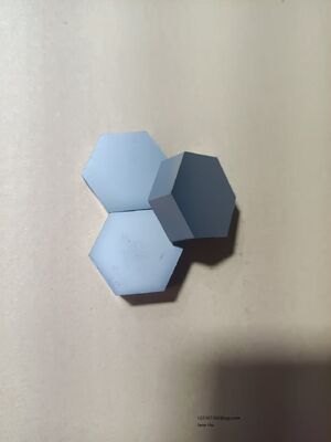 Piastra balistica al carburo di silicio NIJ Livello IV Capacità multi-colpo Inserto di piastra ceramica esagonale 100x100 mm