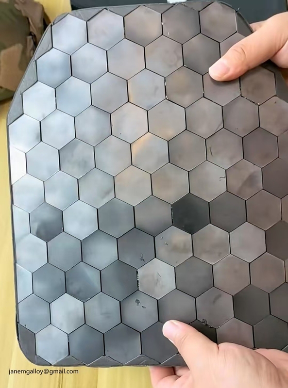 Piastrelle ceramiche a curva singola B4C SIC Piastra di protezione antiproiettile per tiratori tagliati da 5,5 a 7,5 libbre